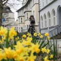 Eine junge Frau fährt Fahrrad, wie von der Polizei empfohlen mit Helm. 