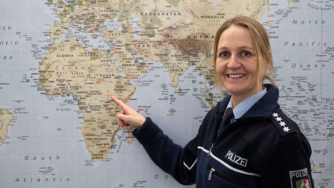 In Brühl vor der Weltkarte: Dort, im Sudan, hat Polizeihauptkommissarin Anne Dicks schon Dienst gemacht.
